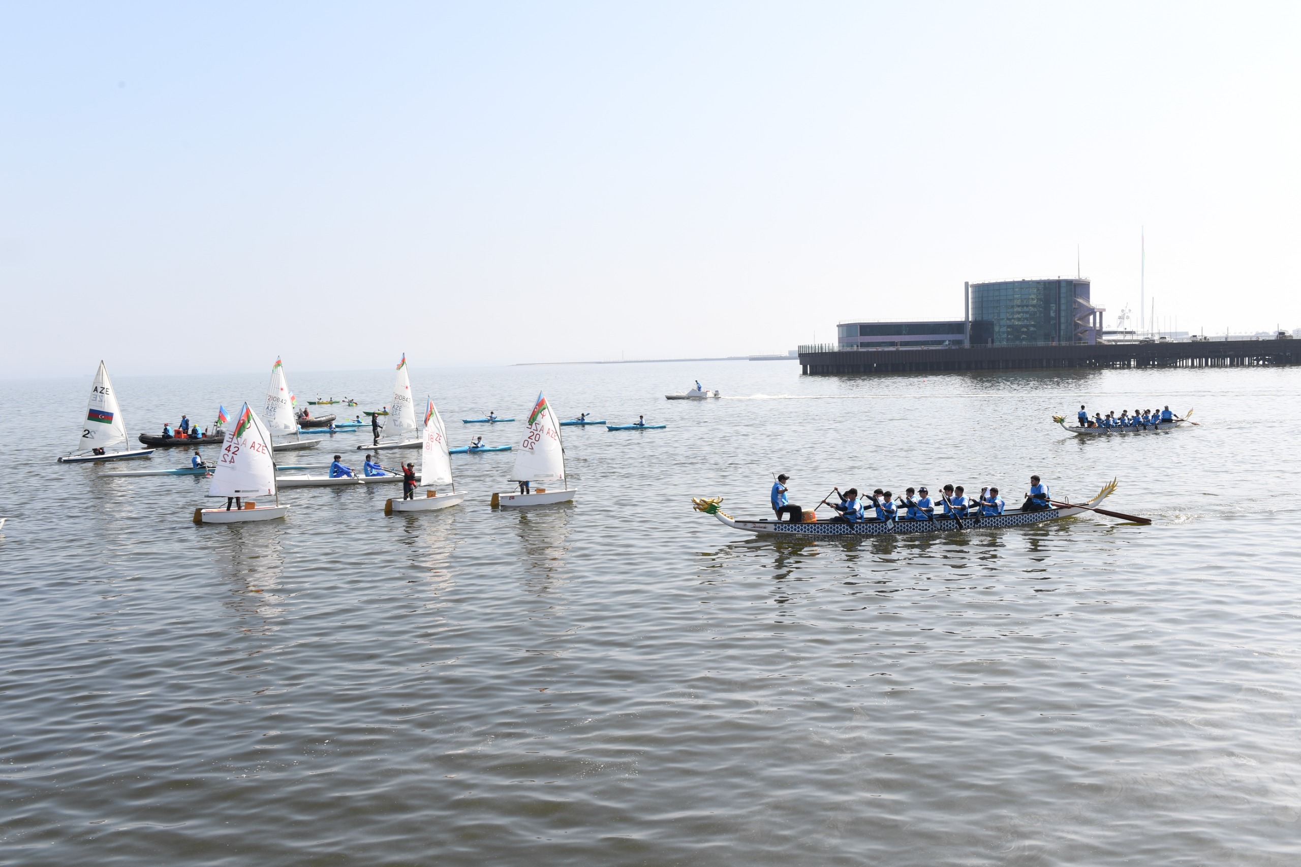 Bakıda Xəzərin suları avarçəkmə və yelkənli qayıqlarla bəzəndi (FOTO)
